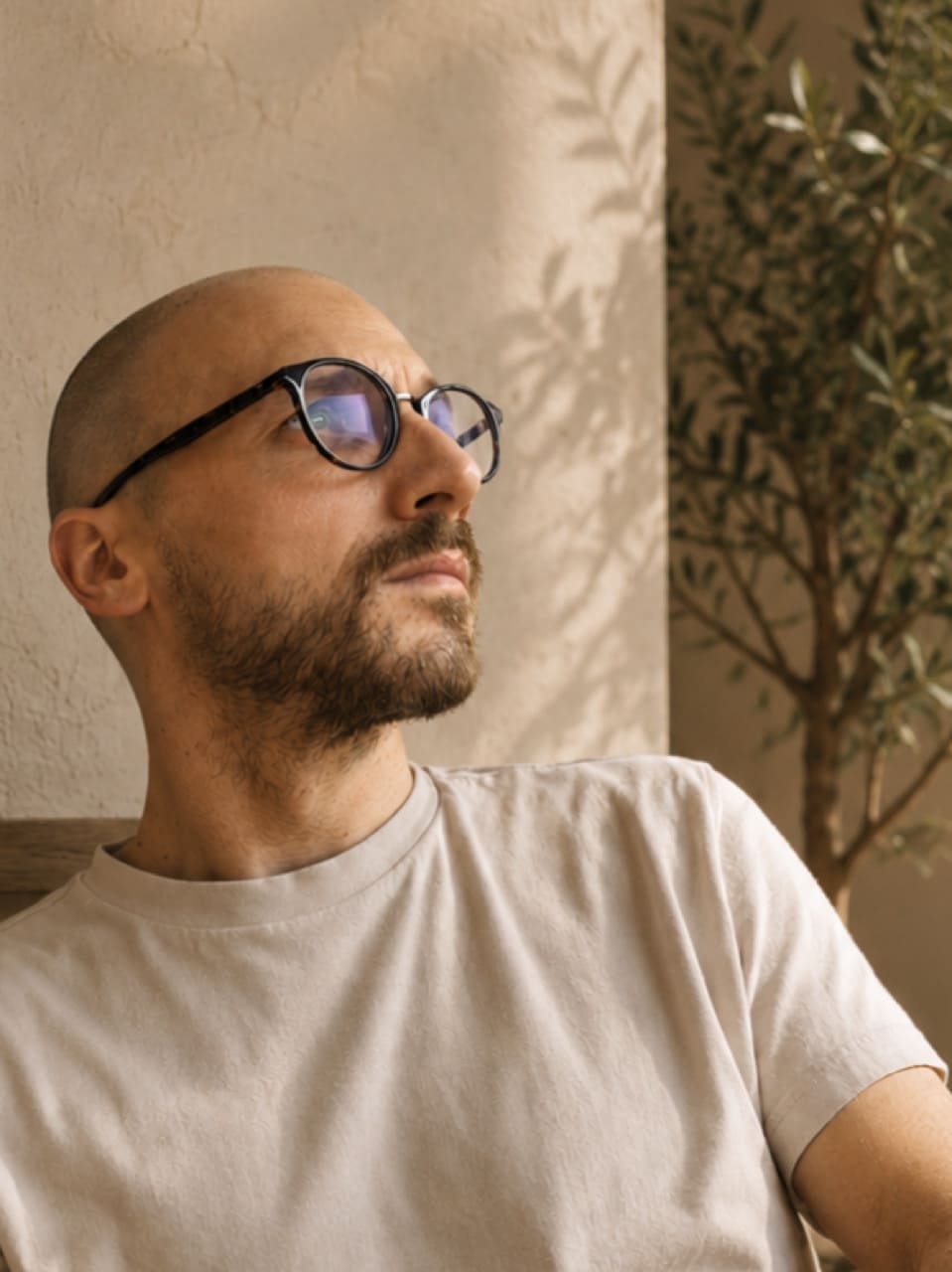 C. Buonomo legge in uno spazio luminoso dedicato alla riflessione e alla divulgazione